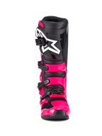 Alpinestars Tech 7 Stiefel, Motocross-Stiefel, Diva Pink Schwarz, Vorderansicht, mit leuchtend pinkfarbener TPU-Schale und Riemen, schwarzer Schienbeinplatte mit großem weißem Alpinestars Stern-Logo und robusten schwarzen Schnallen.