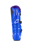 Alpinestars Tech 7 Stiefel, Motocross-Stiefel, Blau mit lila Akzenten, Rückansicht mit TPU-Schutz, weißes Alpinestars-Logo an der Ferse und schwarzes seitliches Grip-Paneel, Hochleistungs-Offroad-Schuhwerk