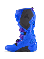 Alpinestars Tech 7 Motocross-Stiefel, Blau, Seitenansicht, mit verstärktem TPU-Schutz, großem schwarzen, strukturierten medialen Grip-Panel mit TECH 7-Branding, dunkelvioletten Riemen-Akzenten und langlebigen schwarzen Sohlenbereichen