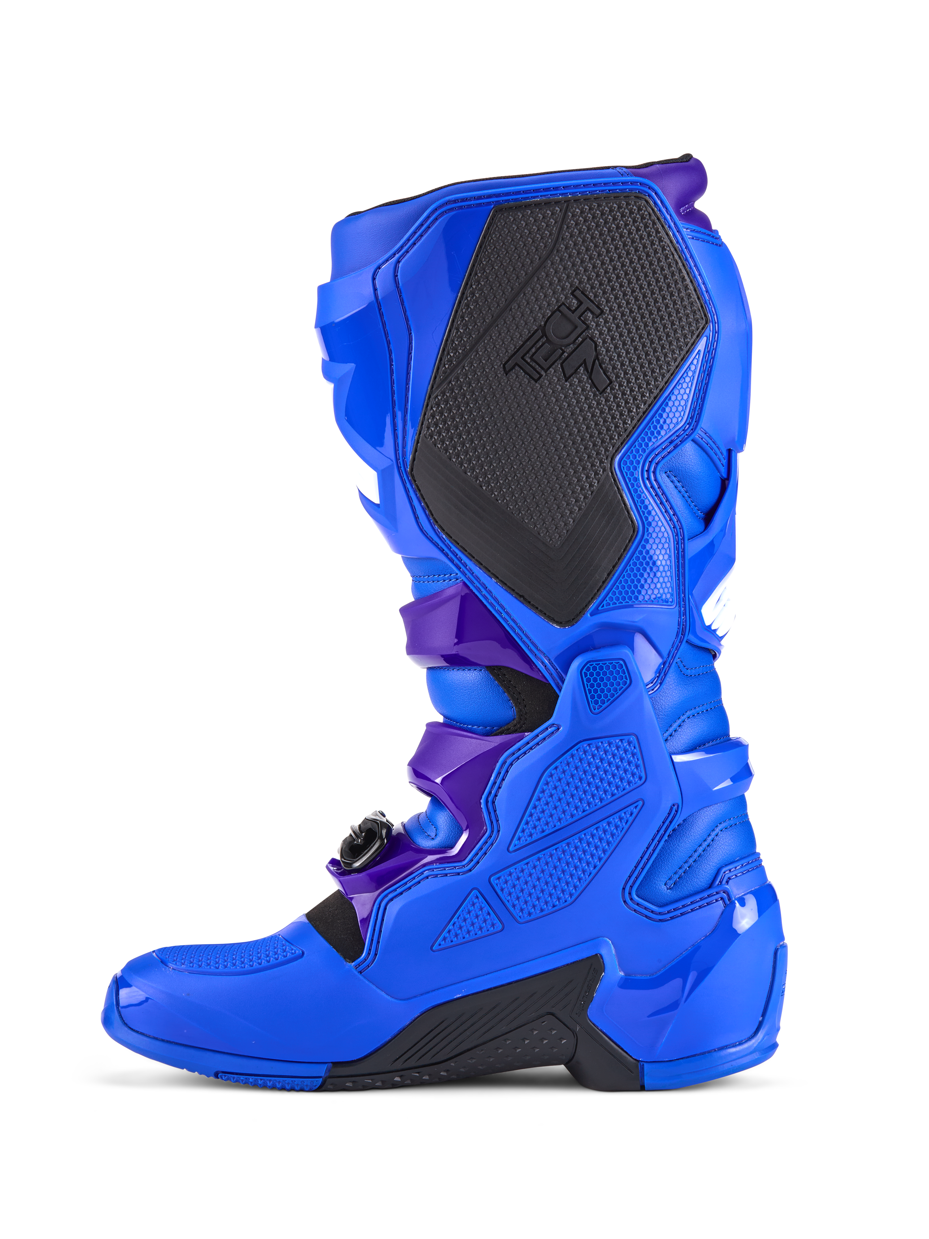 Alpinestars Tech 7 Motocross-Stiefel, Blau, Seitenansicht, mit verstärktem TPU-Schutz, großem schwarzen, strukturierten medialen Grip-Panel mit TECH 7-Branding, dunkelvioletten Riemen-Akzenten und langlebigen schwarzen Sohlenbereichen