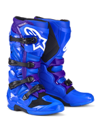Alpinestars Tech 7 Stiefel, Motocross-Stiefel, Blau und Lila, mit weißen Alpinestars-Logos, TPU-Schutzpaneelen, Vier-Schnallen-Verschlusssystem und robustem Offroad-Sohlen-Design