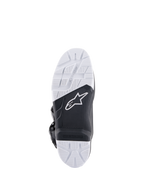 Alpinestars Tech 7 Enduro Drystar® Stiefel, Detailansicht der Sohle, hochgriffige schwarz-weiße Gummi-Doppeldichte-Verbund-Außensohle, mit Alpinestars-Logo und austauschbarem Fußrasteneinsatz, konzipiert für Offroad- und Enduro-Traktion.