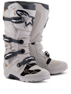 Alpinestars Tech 7 Enduro Drystar® Stiefel, Offroad-Enduro-Stiefel, Gray Sand, mit vier schwarzen Schnallenverschlüssen, wasserdichter Membran, TPU-Schienbeinplatte und robuster Sohle für Motocross- und Enduro-Einsätze