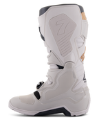 Alpinestars Tech 7 Enduro Drystar® Stiefel in Gray Sand, mediale Seitenansicht mit Grip-Panels in Wabenstruktur, hellgrauer TPU- und Mikrofaser-Konstruktion, schwarzer Außensohle und wasserdichter Membran für Offroad-Performance