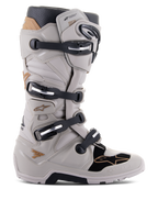 Alpinestars Tech 7 Enduro Drystar Stiefel, wasserdichte Enduro-Motorradstiefel, Grau-Sand und Schwarz mit goldfarbenen Akzenten, Vier-Schnallen-Verschlusssystem, TPU-Schutzplatten, robuste Sohle für Offroad-Grip