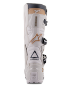 Alpinestars Tech 7 Enduro Drystar® Stiefel, Grau Sand, Rückansicht mit Fokus auf das ASTARS-Branding und die TECH SERIES-Fersenplatte, hellgraues TPU-Chassis mit sandfarbenen Akzenten und schwarzen Schnallen, entwickelt für Enduro-Fahrten