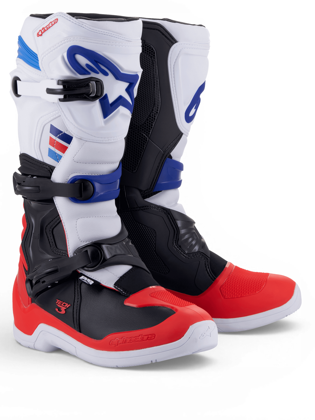 Alpinestars Tech 3 Stiefel, weiße und leuchtend rote Motocross-Stiefel mit dunkelblauen Akzenten und Dreifach-Schnallenverschlüssen, als Paar dargestellt
