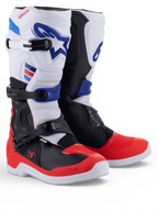Alpinestars Tech 3 Stiefel, weiße und leuchtend rote Motocross-Stiefel mit dunkelblauen Akzenten und Dreifach-Schnallenverschlüssen, als Paar dargestellt