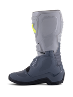 Alpinestars Tech 3 Stiefel, Motocross-Stiefel, Dunkelgrau, Hellgrau und Schwarz, Seitenansicht mit hellgrauem Oberteil und dunkelgrauem Unterteil sowie gelben Schnallenakzenten, TPU-Schutzplatten und strapazierfähiger schwarzer Sohle.