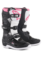 Alpinestars Stella Tech 3 Stiefel, Damen-Motocross-Stiefel, Schwarz, Weiß und Pink, mit einer weißen Schienbeinplatte mit pinkfarbenem Alpinestars-Logo, schwarzem Chassis mit weißen Flexzonen und einem Drei-Schnallen-Verschlusssystem.