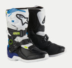 Alpinestars Tech 3S Kinderstiefel, Jugend-Motocross-Stiefel, Weiß, Schwarz und Emaille-Blau, mit weißen und schwarzen Schutzpaneelen, blauen Akzenten an der Ferse und oben, neongelbem Branding und einem sicheren Schnallenverschluss-System.