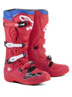 Alpinestars Tech 5 Stiefel, Motocross-Stiefel, Hellrot und Alpine Blue, mit vier weißen verstellbaren Schnallen, weißem Alpinestars-Logo auf dem Schienbein und im Zehenbereich, blauem Abschlussrand und schwarzen Schutzpaneelen, entwickelt für Offroad-Performance und Langlebigkeit.