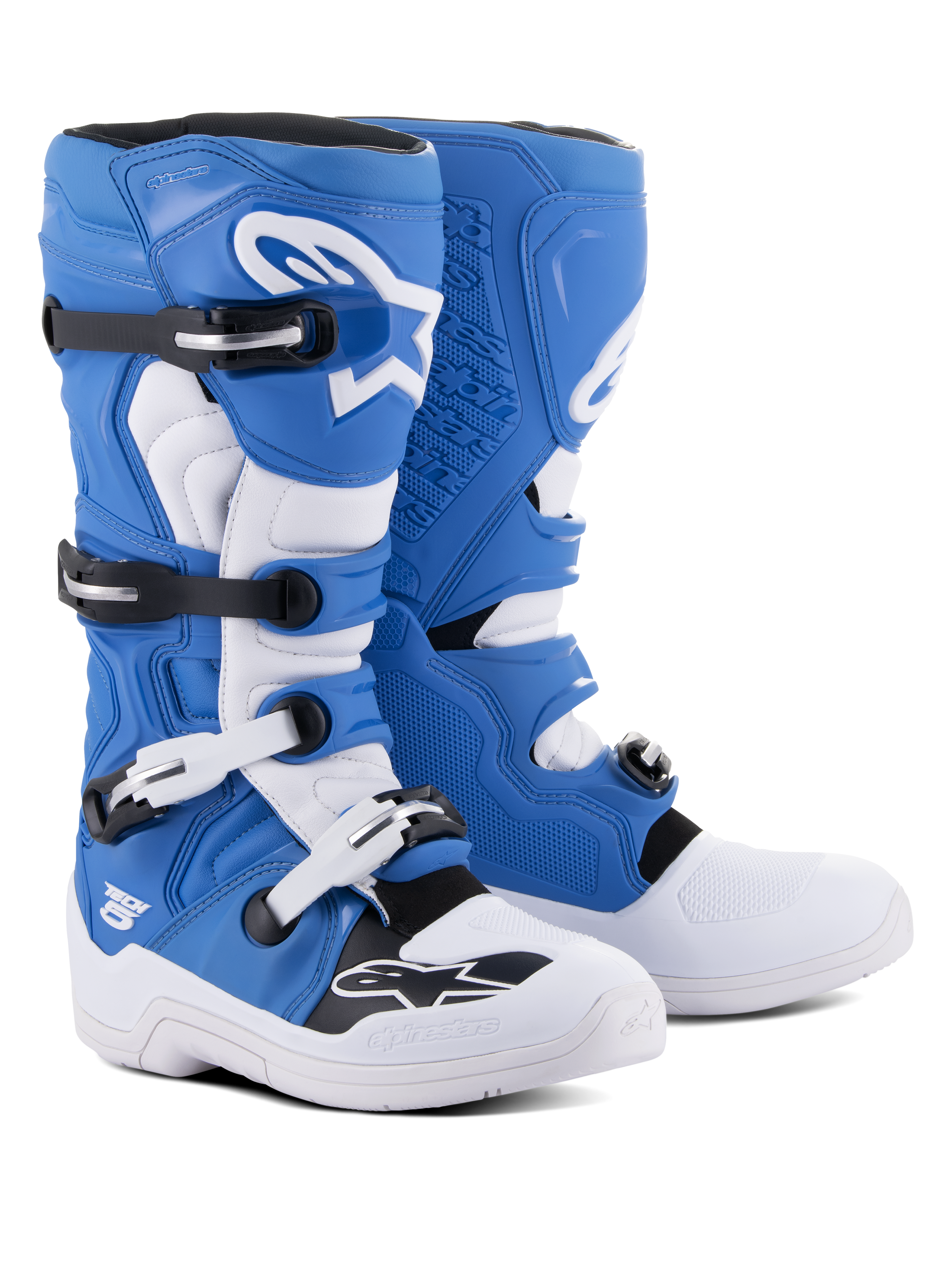 Alpinestars Tech 5 Stiefel, Motocross- und Offroad-Stiefel, Blau und Weiß, Mehrmaterial-Konstruktion mit vier schwarz-weißen Schnallen, weiße Schienbeinplatte mit großem Astars-Logo und strapazierfähige weiße Sohle.