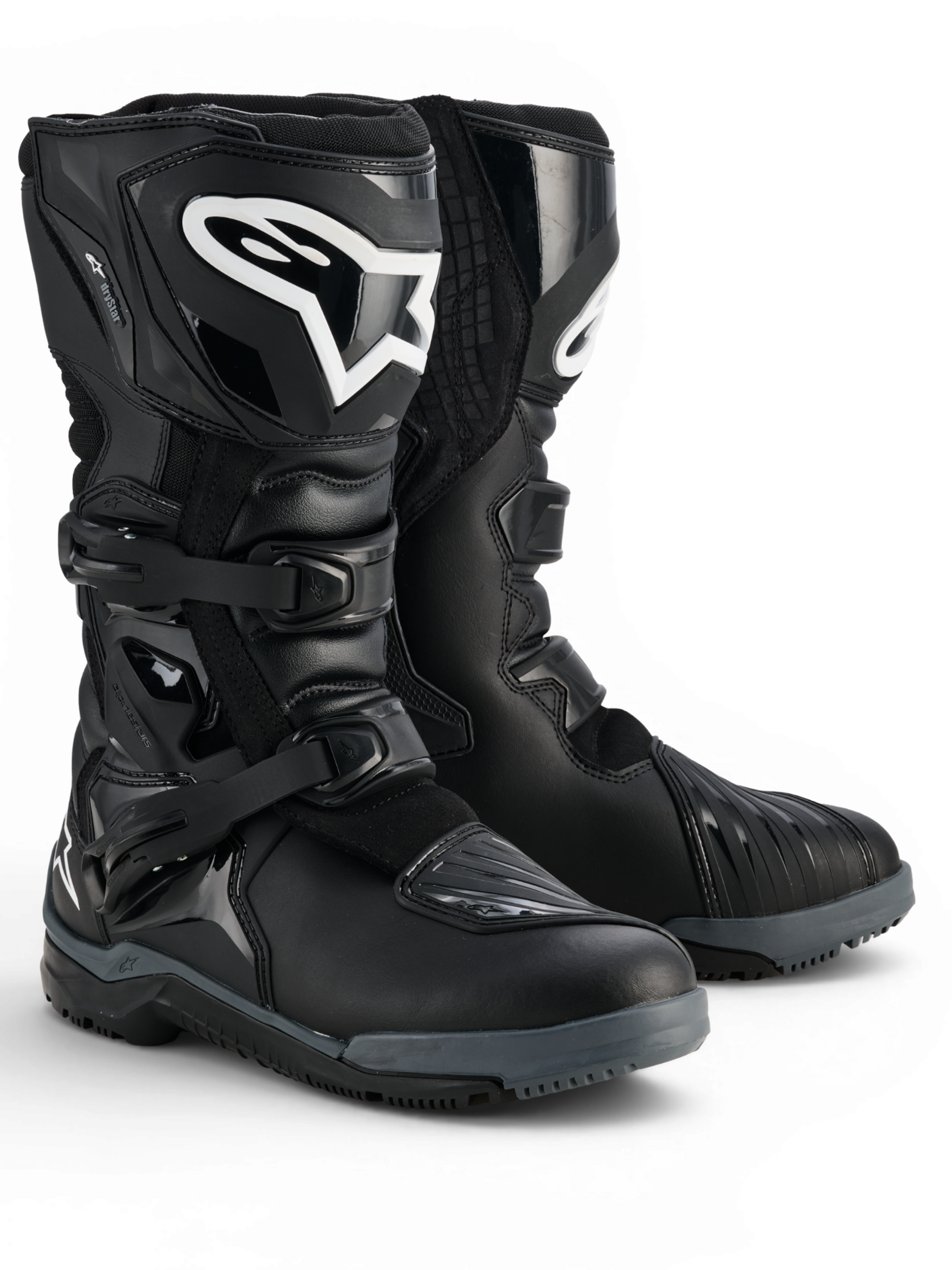 Alpinestars Corozal V2 Adventure Drystar® Stiefel, schwarze wasserdichte Adventure-Motorradstiefel mit TPU-Schienbeinplatten, seitlichem Knöchelschutz, verstellbaren Schnallen und geländetauglichen Sohlen, Paaransicht.