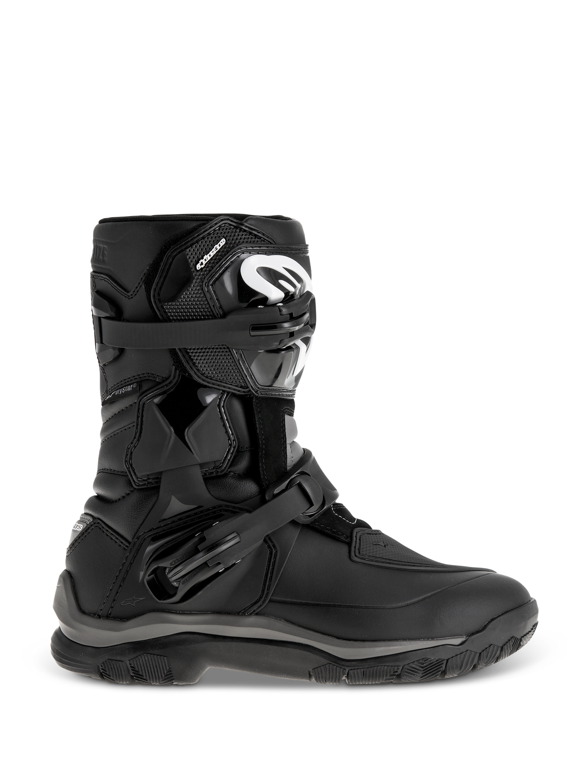 Alpinestars Belize Drystar Stiefel, schwarze Adventure-Touring-Stiefel, halbhohes Design mit zwei verstellbaren Schnallen, robuste profilierte Außensohle für Grip, verstärkte Schutzpaneele, weißes Logo auf dem Schienbein, wasserdichtes Motorradschuhwerk