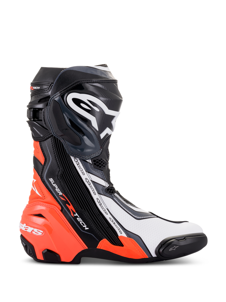 Alpinestars Supertech R Stiefel, Hochleistungs-Rennmotorradstiefel, Schwarz, Rot Fluo, Weiß und Grau, Profilansicht mit TPU-Schienbeinplatte und Zehenschleifer, aerodynamisches Design mit markantem Branding für Rennstrecke und Straße.