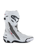 Alpinestars Supertech R Vented Stiefel, Motorradrennstiefel, Weiß mit mittelgrauen und schwarzen Akzenten, Seitenansicht mit perforierten Mikrofaser-Einsätzen für Luftzirkulation, großes schwarz-weißes Alpinestars-Logo am Schienbein, aerodynamisches Design mit austauschbaren Schleifern und schwarzer Gummisohle.
