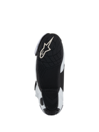 Sohle der Alpinestars Supertech R Vented Stiefel, schwarze leichte Gummiaußensohle mit profilierter Lauffläche für Grip auf den Fußrasten, mit weißem Alpinestars Astar-Logo, Farbkombination in Weiß und Schwarz