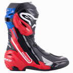 Alpinestars Honda Supertech R Stiefel, professionelle Motorrad-Rennstiefel, Schwarz, Hellrot und Blau, Seitenprofil mit markantem weißem Honda- und Alpinestars-Branding, TPU-Schienbeinschutzplatte, austauschbare Zehen- und Fersenschleifer.