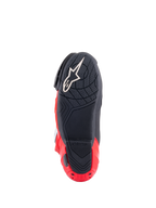 Alpinestars Honda Supertech R Stiefel, Sohlenansicht, Schwarz und leuchtendes Rot, mit strukturierter Gummimischung für Grip, weißem Astar-Logo am Vorfuß und rotem Fersenplatten-Slider, Hochleistungs-Motorradstiefel für den Rennsport.