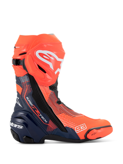 Alpinestars Supertech R Vented MM93 Replica Stiefel, Motorrad-Rennstiefel, Leuchtrot und Dunkelblau mit schwarzen Akzenten, mit perforiertem Mikrofaser-Obermaterial zur Belüftung, weißem Alpinestars-Logo am Schienbein und der Startnummer 93 im Zehenbereich.