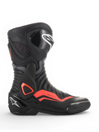 Alpinestars SMX-6 V2 Vented Stiefel, schwarzer und grauer Motorradrennstiefel mit fluoreszierend roten Akzenten, perforierter Belüftung sowie Knöchel- und Schienbeinprotektoren
