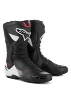 Alpinestars SMX-6 V3 Stiefel, Performance-Motorradstiefel, Schwarz-Weiß-Rote Grafik, mit fortschrittlichem Mikrofaser-Obermaterial, TPU-Knöchelschutzsystem, Mesh-Flexzonen und markantem Alpinestars-Branding an Wade und Ferse.