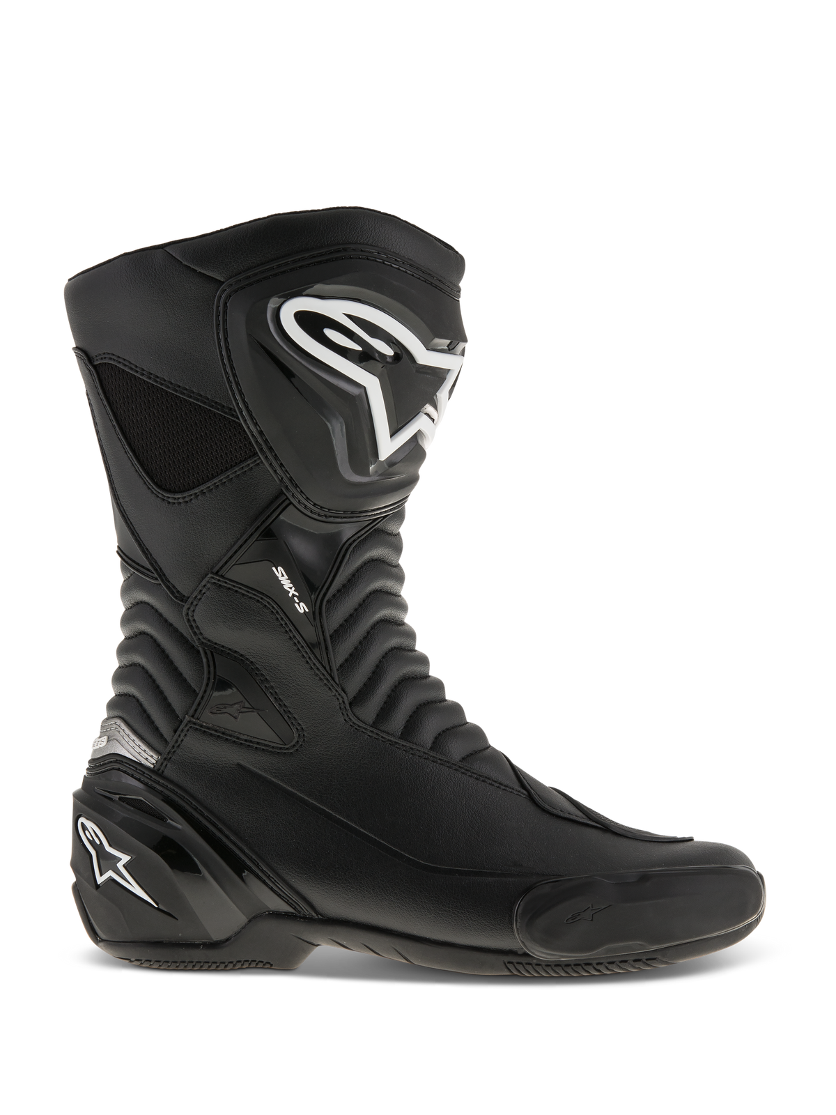Alpinestars SMX S Stiefel, Motorradrennstiefel, Schwarz mit weißen Logos, Seitenansicht mit strapazierfähiger Mikrofaser-Konstruktion, verstärktem Schienbein- und Fersenschutz, flexiblen Akkordeon-Flexzonen und einem schlanken aerodynamischen Design für sportliches Fahren.