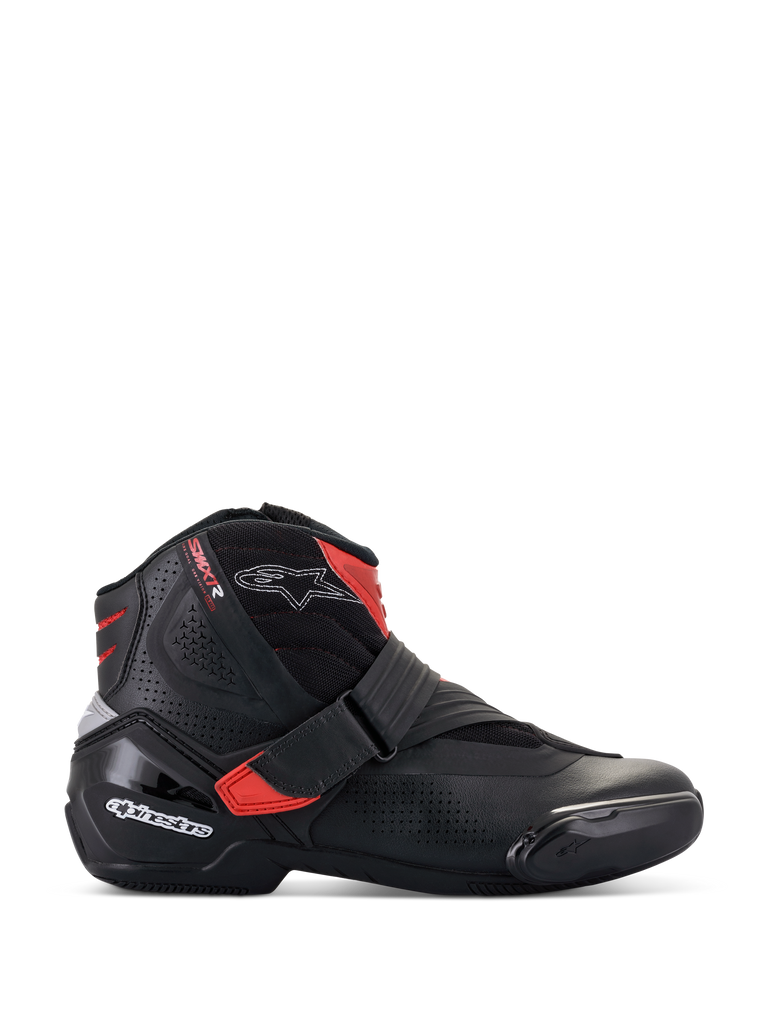 Alpinestars SMX-1 R V2 Belüftete Stiefel, niedrig geschnittener Motorradschuh, Schwarz mit roten Akzenten und weißen Logos, perforiertes Mikrofaser-Obermaterial für Luftzirkulation, TPU-Fersenkappe und Seitenschutz, sportliches Road-Performance-Design.