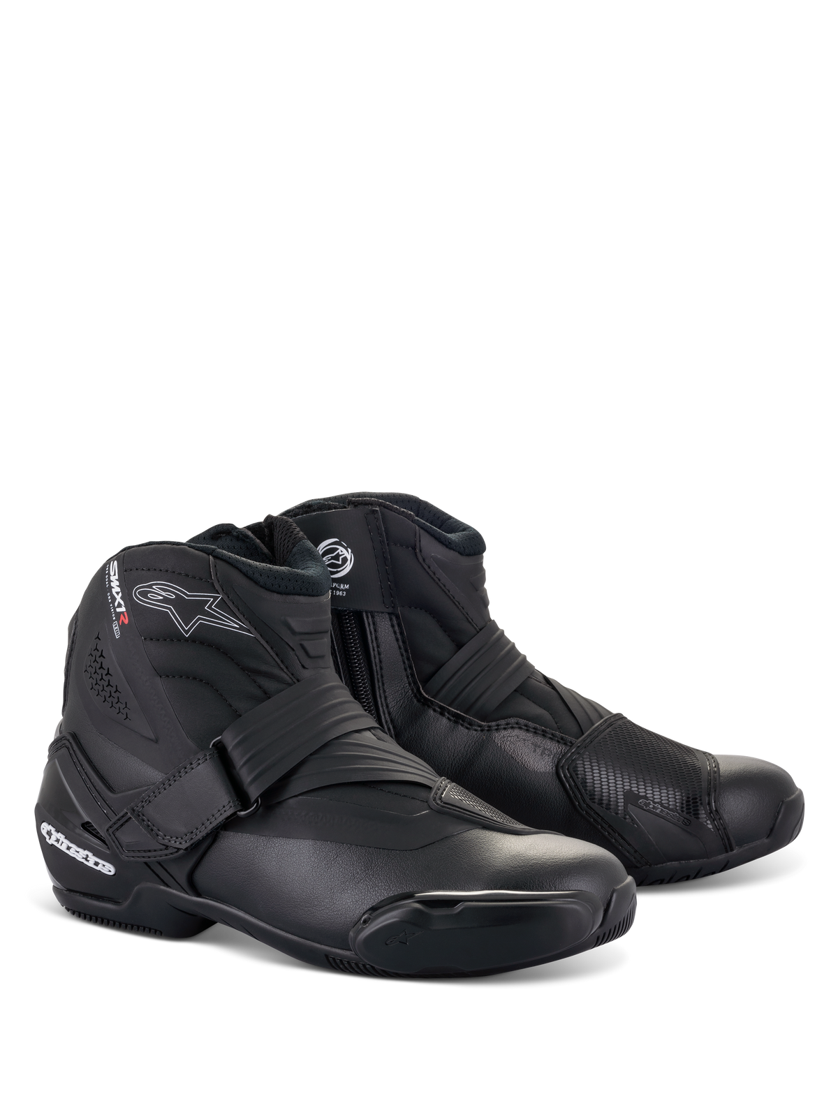 Alpinestars SMX-1 R V2 Stiefel, schwarze, niedrig geschnittene Motorradstiefel, weiße Logos mit roten Akzenten, Klettverschluss und seitlicher Reißverschluss, verstärkter TPU-Schutz, schlankes aerodynamisches Design für Straßen- und Sportfahrten