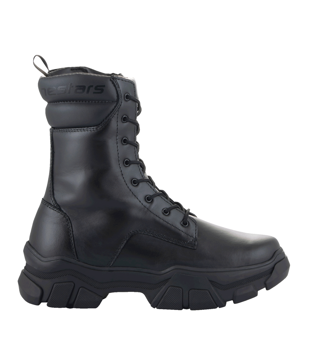 Alpinestars Ava Damen-Stiefel, urbane Motorradstiefel, Schwarz, Seitenansicht, markante erhöhte Gummisohle, Konstruktion aus Vollnarbenleder, Schnürverschluss, Utility-inspiriertes Design für den Einsatz auf und neben dem Motorrad