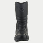 Alpinestars Origin Drystar® Stiefel, schwarze Motorrad-Tourenstiefel, Vorderansicht mit Akkordeon-Flexzonen, geprägtem Logo auf dem Schienbein und strapazierfähiger Mikrofaser-Konstruktion mit synthetischem Schaltpolster.