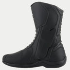 Alpinestars Origin Drystar® Stiefel, schwarze Motorrad-Tourenstiefel, Seitenansicht der medialen Seite mit Einstiegslasche, Mikrofaser-Obermaterial mit vorderen und hinteren Akkordeon-Flexzonen, strapazierfähiges wasserdichtes Design für Straßen- und Adventure-Fahrten
