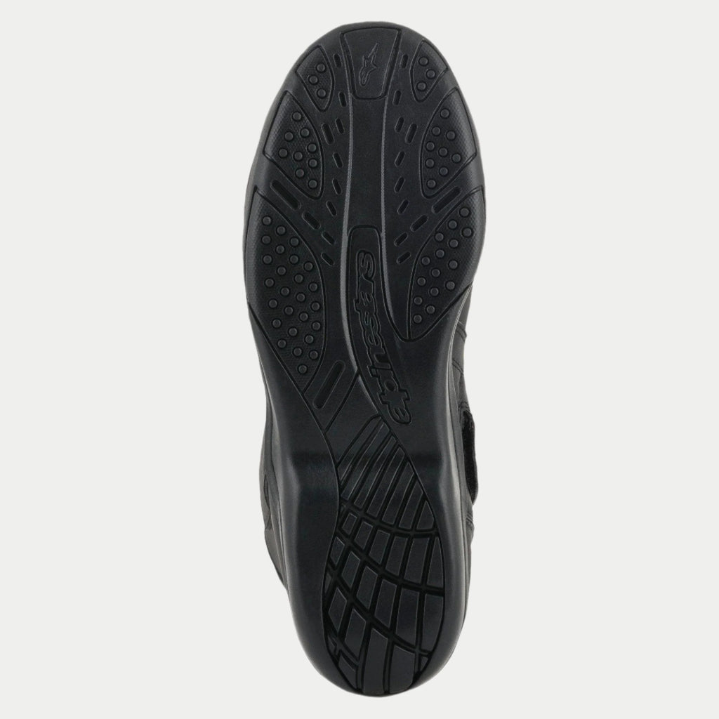 Alpinestars Origin Drystar® Stiefel, Schwarz, Detailansicht der Gummiaußensohle, strukturiertes Profilmuster mit eingeprägtem Logo, strapazierfähige Sohle für Motorradtouren