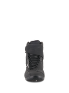 Alpinestars Fastback 2 Drystar® wasserfeste Schuhe, Schwarz und Weiß, Vorderansicht mit Schnürsystem und verstellbarem Klettverschlussriemen, geprägtes Logo, strapazierfähige Konstruktion aus Leder und Mikrofaser für Straßenfahrten