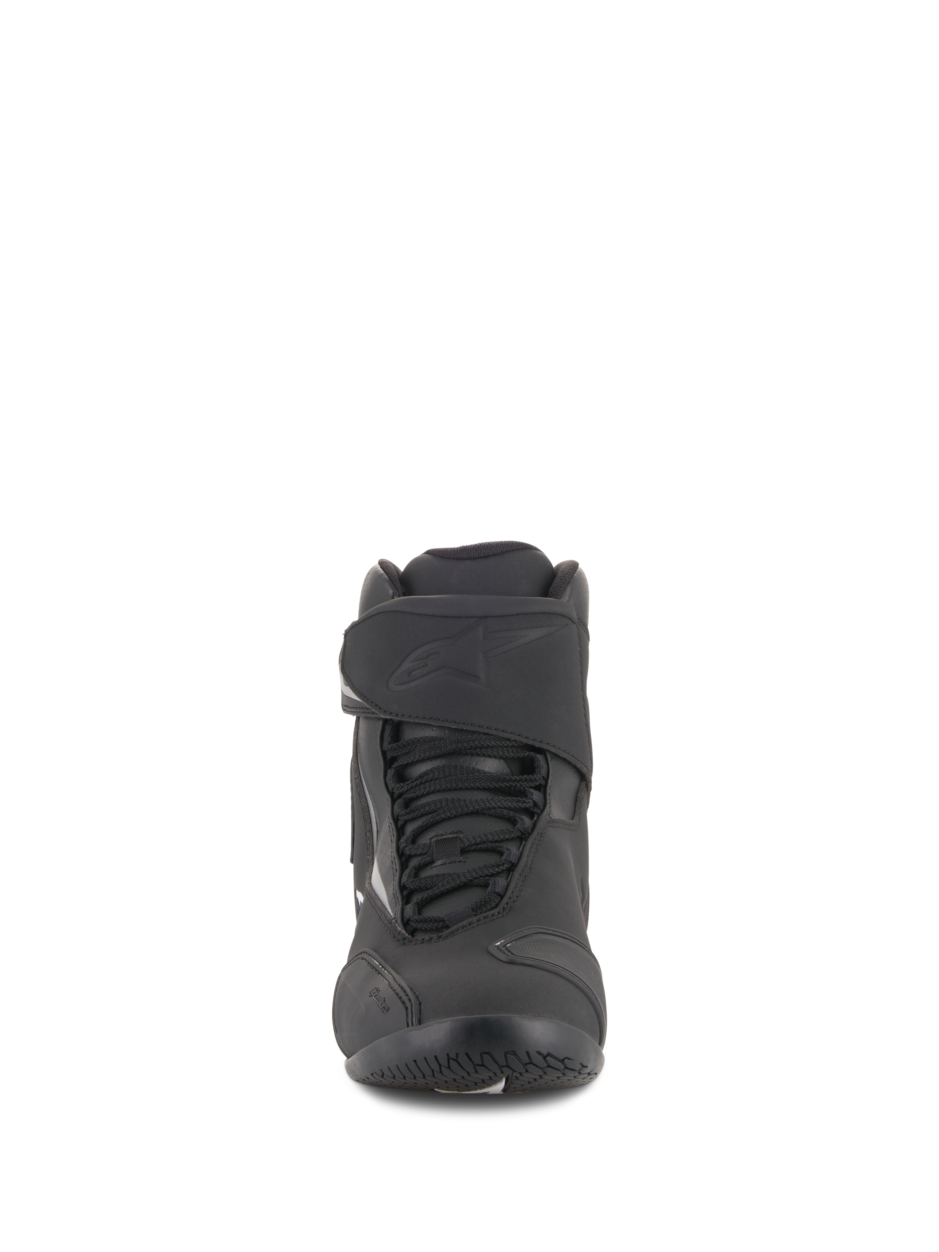 Alpinestars Fastback 2 Drystar® wasserfeste Schuhe, Schwarz und Weiß, Vorderansicht mit Schnürsystem und verstellbarem Klettverschlussriemen, geprägtes Logo, strapazierfähige Konstruktion aus Leder und Mikrofaser für Straßenfahrten