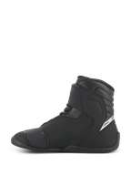 Alpinestars Fastback 2 Drystar® Wasserdichte Schuhe, Motorradschuhe, Schwarz und Weiß, Seitenansicht, Konstruktion aus schwarzem Leder und Mikrofaser mit hohem Schaft, weißes Logo-Detail an der Ferse, elegante wasserdichte Fußbekleidung für Straßenfahrten
