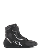 Alpinestars Fastback 2 Drystar Wasserdichte Schuhe, Schwarz-weiße High-Top Motorrad-Sneaker, Seitenprofil mit weißem Stern-Logo und silbernen Akzenten, Schnürverschluss mit Klettverschlussriemen, wasserdichtes urbanes Fahrerschuhwerk