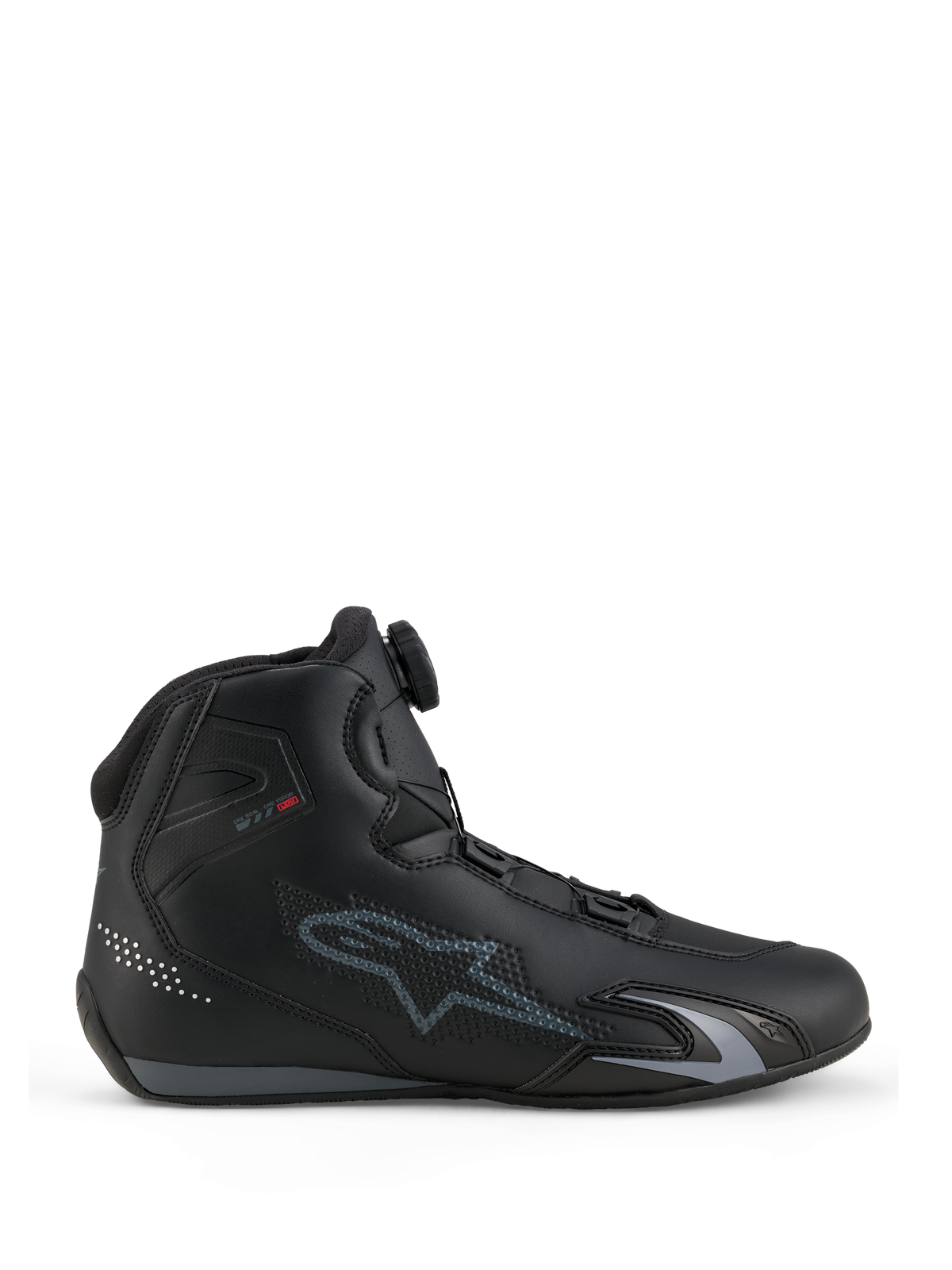 Alpinestars Celer Schuhe, Motorradschuhe, Schwarz und Dunkelgrau, Seitenansicht mit dem Rotor-Verschlusssystem-Drehrad auf der Zunge, Obermaterial aus technischer Mikrofaser mit grauem Alpinestars-Logo, schlankes Sport- und Rennprofil