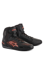 Alpinestars Faster-3 Rideknit Schuhe, Motorradschuhe, Schwarz und fluoreszierendes Rot, mit atmungsaktiven Strick-Einsätzen und einer leichten Mikrofaser-Konstruktion, High-Top-Profil mit Alpinestars-Logo an der Seite und Ferse, sicherer Schnürverschluss mit Klettverschluss-Knöchelriemen