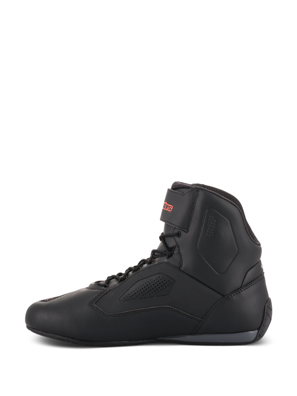 Alpinestars Faster-3 Rideknit® Schuhe, schwarzer Motorradschuh, Seitenansicht, mattes schwarzes Mikrofaser-Obermaterial mit perforierten Einsätzen für Belüftung, Schnürsystem mit rotem Alpinestars-Logo am Knöchelriemen, sportliches Straßendesign
