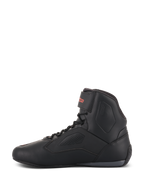 Alpinestars Faster-3 Rideknit® Schuhe, schwarzer Motorradschuh, Seitenansicht, mattes schwarzes Mikrofaser-Obermaterial mit perforierten Einsätzen für Belüftung, Schnürsystem mit rotem Alpinestars-Logo am Knöchelriemen, sportliches Straßendesign