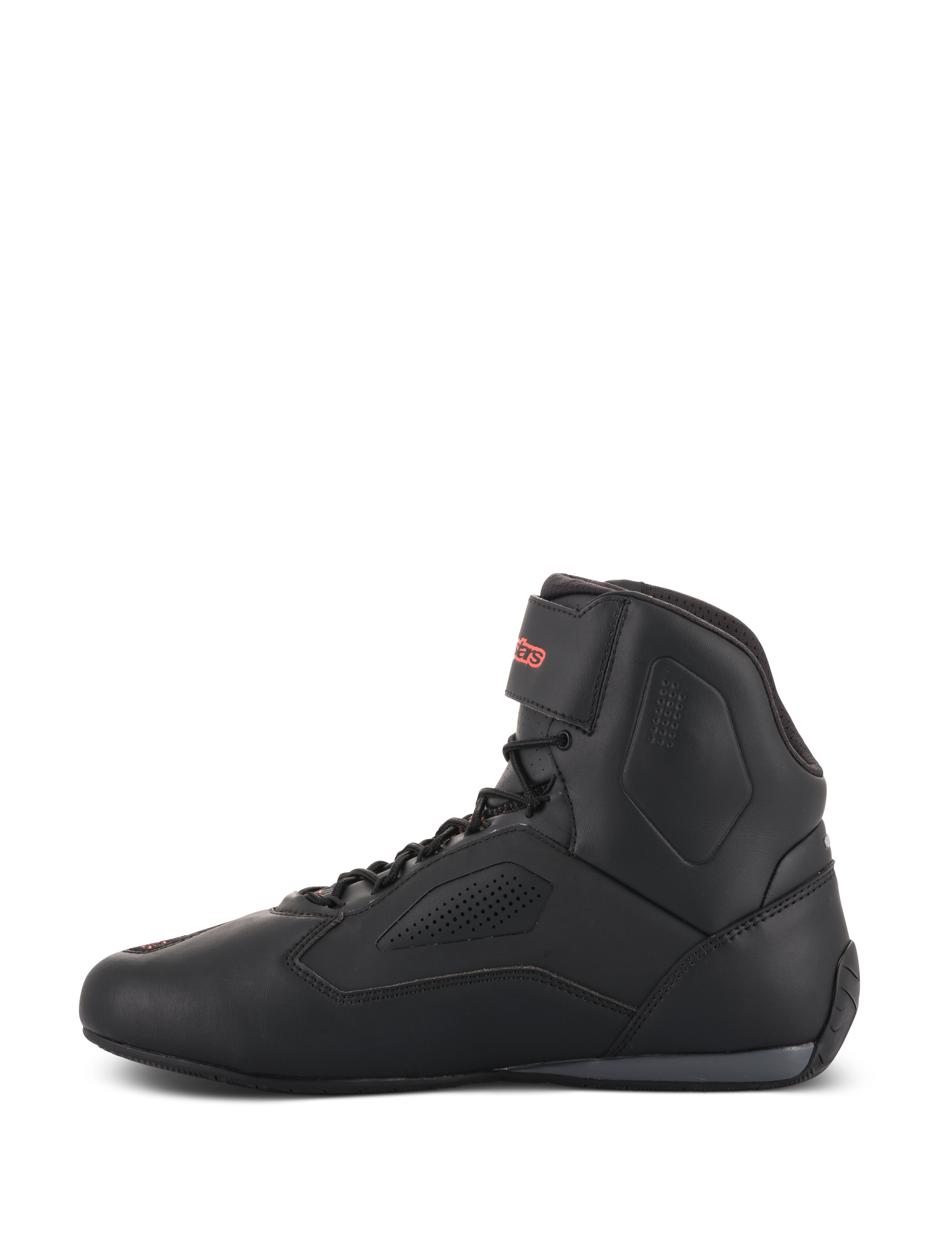 Alpinestars Faster-3 Rideknit® Schuhe, schwarzer Motorradschuh, Seitenansicht, mattes schwarzes Mikrofaser-Obermaterial mit perforierten Einsätzen für Belüftung, Schnürsystem mit rotem Alpinestars-Logo am Knöchelriemen, sportliches Straßendesign