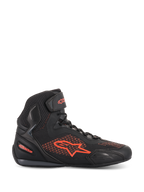 Alpinestars Faster-3 Rideknit® Schuhe, Motorradschuh, Schwarz und Rot Fluo, Seitenansicht, Obermaterial aus atmungsaktivem Strickgewebe und Mikrofaser, fluoreszierend rotes Alpinestars-Logo und Branding, leichtes Schutzschuhwerk für Straßen- und Stadtfahrten