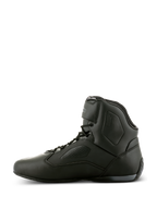 Alpinestars Faster-3 Rideknit® Schuhe, Motorradschuhe in Schwarz, Seitenansicht, schlankes Mikrofaser-Chassis mit perforierten Einsätzen, High-Top-Design mit Schnürung und Knöchelriemen, Performance-Schuhe für den Straßenrennsport