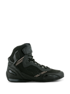 Alpinestars Faster-3 Rideknit® Schuhe, schwarze Motorrad-Sneaker, leichte Konstruktion aus Mikrofaser und atmungsaktivem Mesh, Schnürverschluss mit Klettverschluss-Riemen am Knöchel, schützendes High-Top-Design für urbane Straßenfahrten.