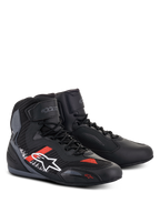 Alpinestars Faster-3 Rideknit® Schuhe, Motorradschuhe, Schwarz, Grau und Hellrot, mit Obermaterial aus Mikrofaser und Strickgewebe, weißem Alpinestars-Logo an der Seite mit roten und weißen Akzenten, Schnürverschluss mit Klettverschluss am Knöchel und sportlichem Road-Racing-Design.