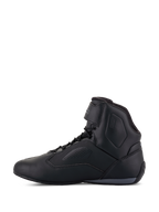 Alpinestars Faster-3 Rideknit® Schuhe, Motorradschuhe, Schwarz, Seitenansicht, schlankes Mikrofaser-Obermaterial mit perforierten Belüftungseinsätzen, Schnürverschluss mit Klettverschluss-Knöchelriemen, sportliches, vom Straßenrennsport inspiriertes Design