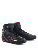Alpinestars Faster-3 Rideknit® Schuhe, Schwarz Rot Gelb Fluo, leichte Motorradschuhe mit einem Obermaterial aus Mikrofaser und Mesh, rotem Alpinestars-Logo und neongelben Akzenten, High-Top-Profil mit Schnürverschluss und Knöchelriemen.