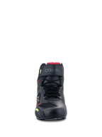Alpinestars Faster-3 Rideknit® Schuhe, Motorradschuhe, Schwarz mit roten und gelben Fluo-Akzenten, Vorderansicht mit Schnürsenkeln, einem Klettverschluss am Knöchel und atmungsaktiven Strick-Einsätzen mit rotem Innenfutter